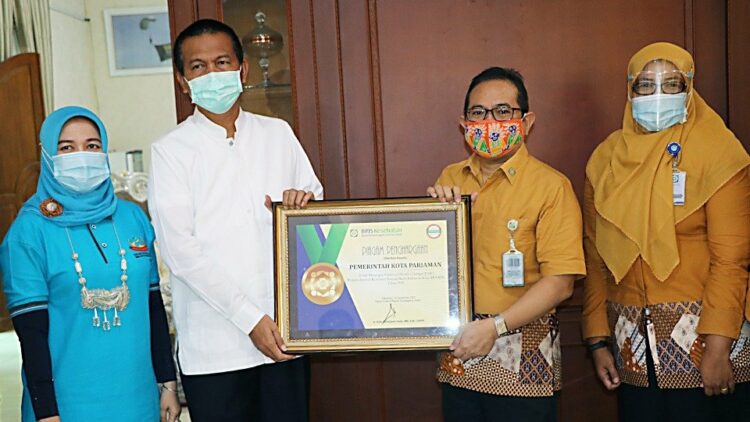 Walikota Pariaman Genius Umar saat menerima penghargaan Universal Health Coverage (UHC) dalam program Jaminan Kesehatan Nasional Kartu Indonesia Sehat (JKN-KIS) Tahun 2020 bertempat di Rumah Dinas Walikota Pariaman, Jumat (25/9/2020). (Foto: dok humas)