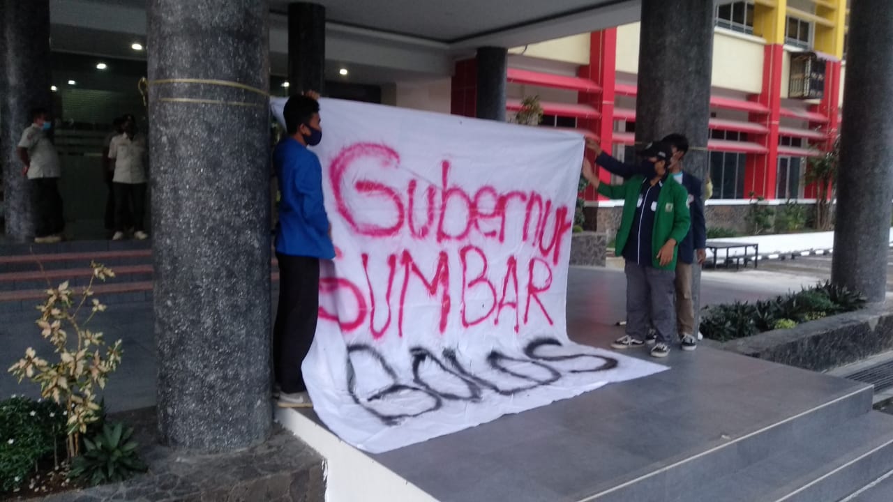 Gagal Temui Irwan Prayitno, Demo Mahasiswa di Kantor Gubernur Bubar