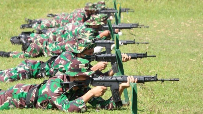 Perwira Hingga Tamtama Korem 032 Wirabraja Latihan Menembak dengan Senjata Ringan