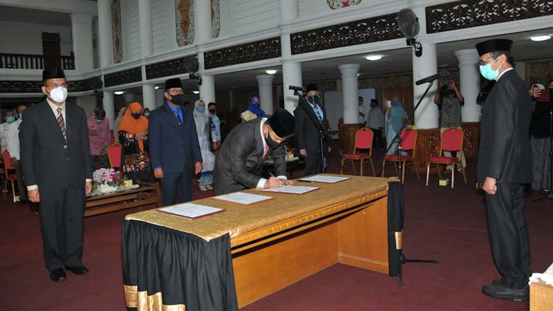 Lantik 2 Kadis dan 2 Kabiro, Gubernur Sumbar Minta Jangan Kasak-Kusuk dan Berambisi