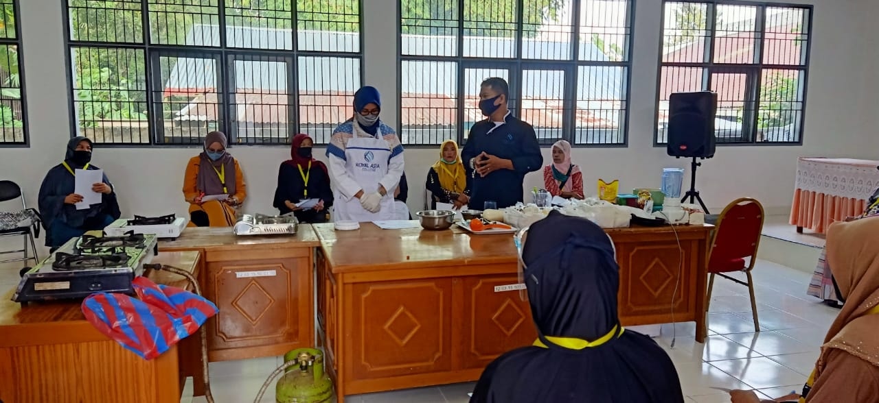 Royal Asia College Adakan Pelatihan Pembuatan Kue Jajanan Kekinian di Padang Panjang