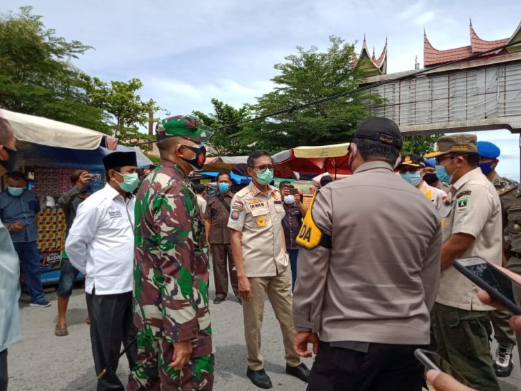 Gubernur Sumbar Irwan Prayitno di Pasar Raya Padang. (Fath/langgam.id)