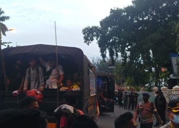 Mahasiswa diantar pulang usai demo di depan kantor gubernur Sumbar (Ldi/langgam.id)