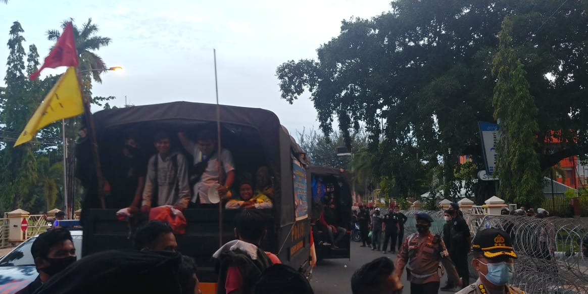 Usai Demo di Kantor Gubernur Sumbar, Mahasiswa Diantar Pulang Polisi