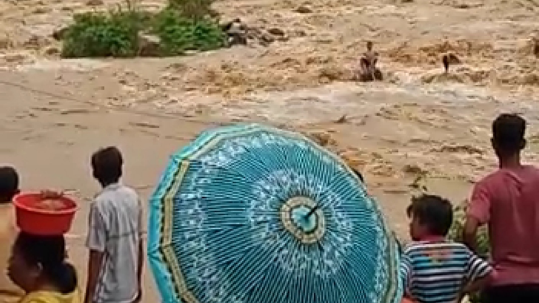 Terjebak Arus Sungai, Pria di Kuranji Diselamatkan pakai Tali