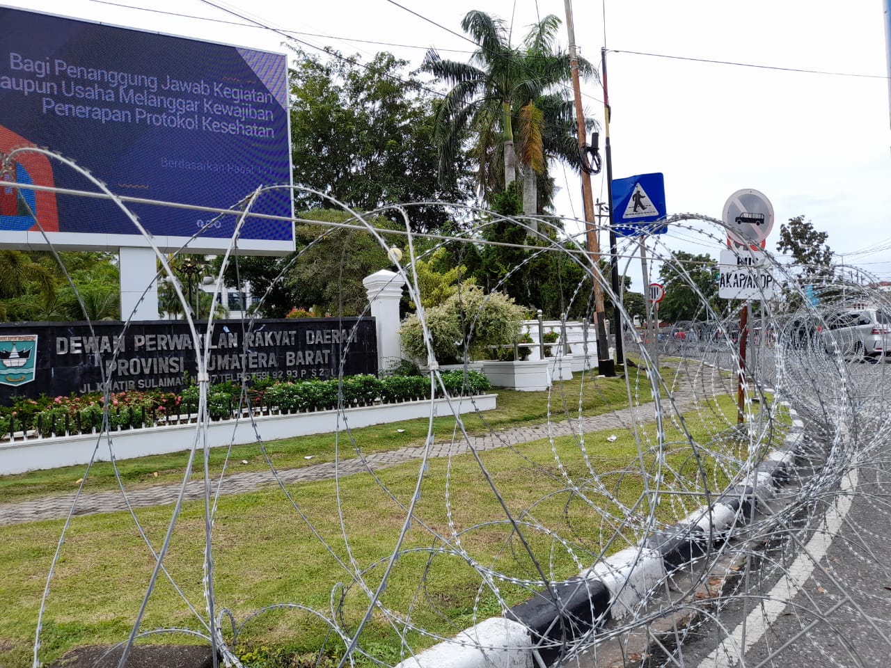 Antisipasi Demo Tolak UU Cipta Kerja, Gedung DPRD Sumbar Dipagari Kawat Berduri