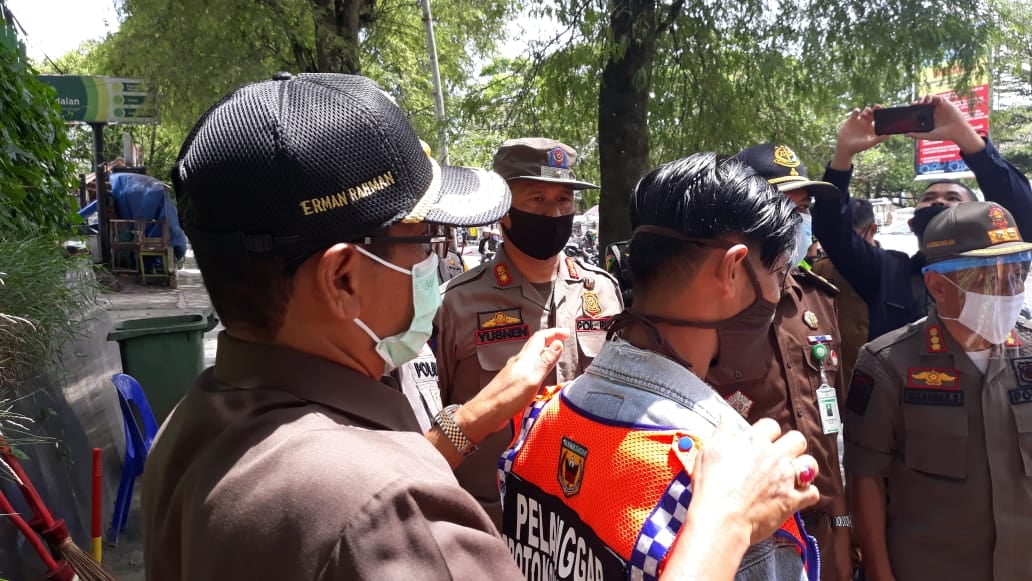 Tak Pakai Masker, 70 Warga Tanah Datar Dihukum Menyapu Jalan