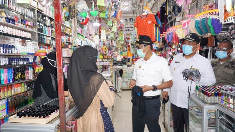 Gubernur Irwan Prayitno membagikan masker kepada pedagang di pasar Pariaman. (Foto: dok humas)