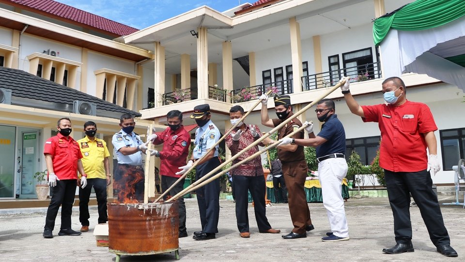 Kejari Pariaman Musnahkan Barang Bukti 17 Perkara Narkotika