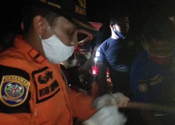 Komandan Pos SAR Limapuluh Kota Robi Saputra pimpin evakuasi seorang warga yang jatuh di Flyover Kelok 9. (Foto: Pos SAR Limapuluh Kota)