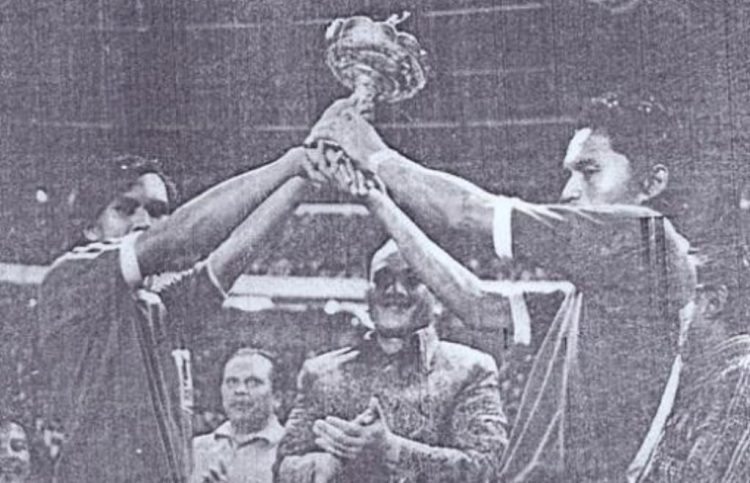 Kapten Persija, Oyong Liza (kiri) dan kapten PSMS, Yuswardi (kanan), mengangkat trofi Piala Kejuaraan Nasional PSSI pada 1975. Persija dan PSMS jadi juara bersama setelah ada insiden dalam partai final. /Dok. Tiffosi Crew