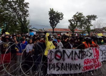 Aksi tolak Omnibus Law di Padang. (Amalia/langgam.id)