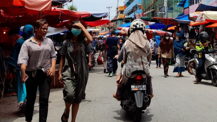 Sejumlah pedagang dan pengunjung Pasar Raya Padang tak pakai masker. (Amalia/langgam.id)