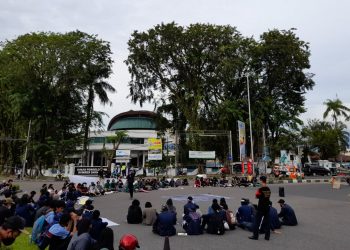 Mahasiswa demo dan tutup jalan di depan DPRD Sumbar (foto: Amalia/langgam.id)