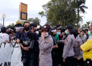 Demo di depan DPRD Sumbar dibubarkan polisi. (foto: Amalia/langgam.id)