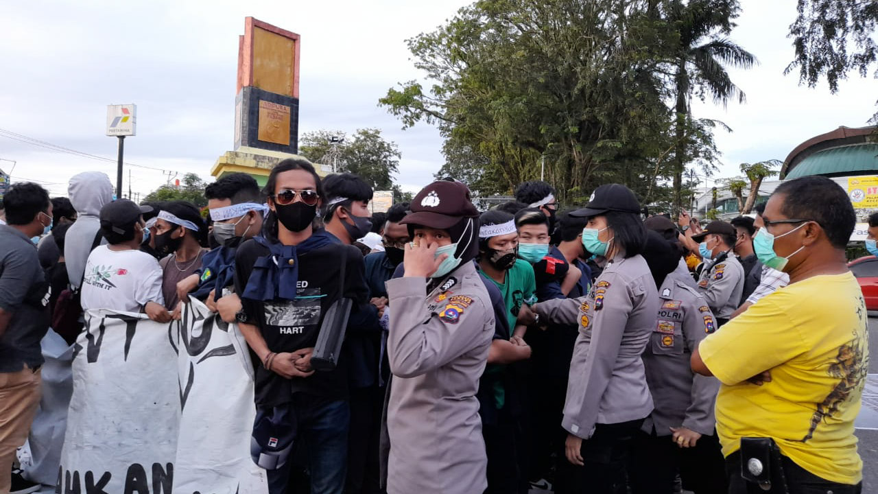 Sempat Tutup Jalan, Demo Mahasiswa di Depan DPRD Sumbar Dibubarkan Polisi