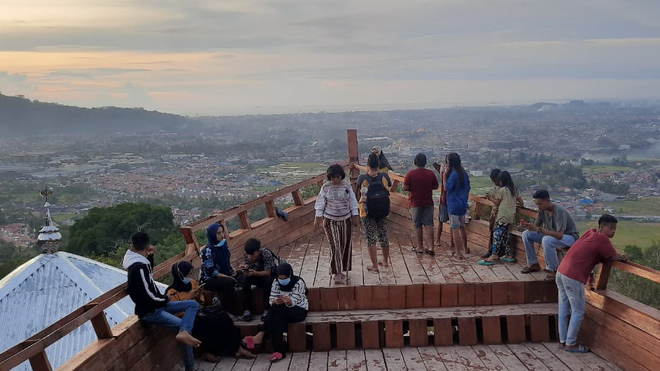Bukit Nobita, Lokasi Seru Menikmati Padang dari Ketinggian