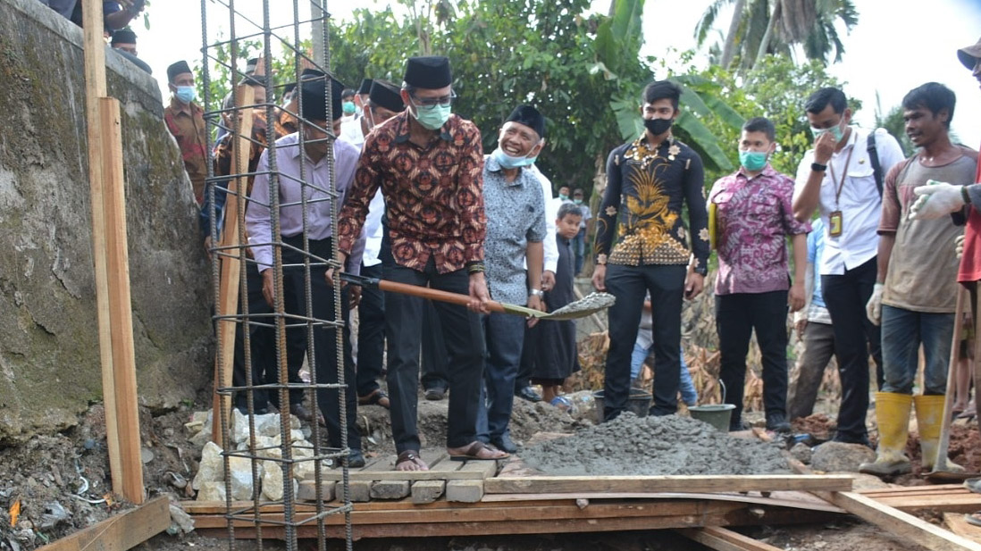 Saat Pembangunan Lahan Parkir Masjid Senilai Rp 1,8 M Diresmikan Gubernur Sumbar