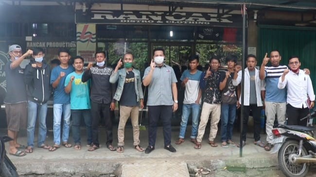 Calon Bupati Dharmasraya Panji Mursyidan bersama pemuda Gunung Medan. (Foto: ist)