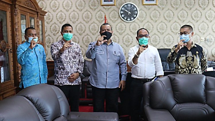 Plt Wako Pariaman Mardison Mahyuddin menerima kunjungan Komisioner KI Sumbar. (Foto: dok humas)