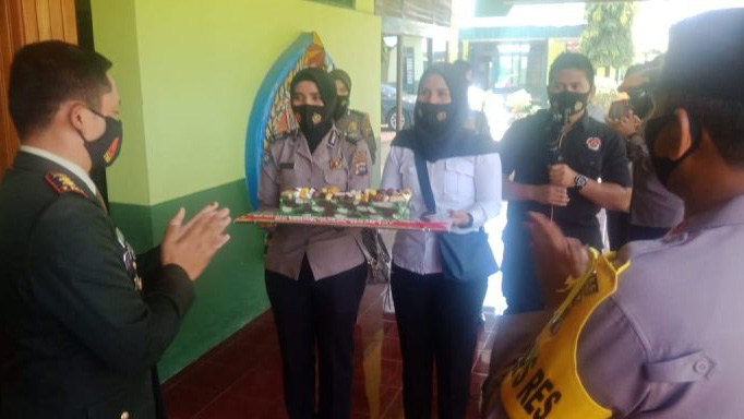 Ketika Para Polwan Datangi Kodim Sijunjung Beri Ucapan Selamat