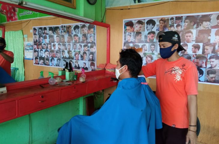 Covid-19 Bikin Omset Tukang Pangkas Merosot