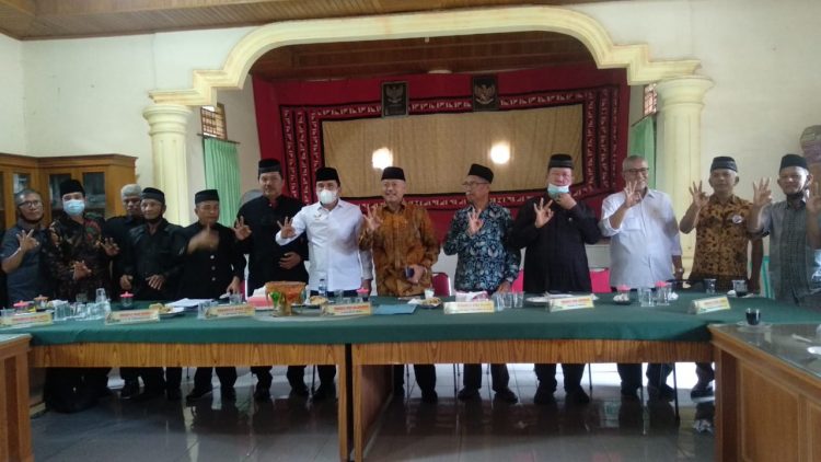 Calon Wakil Gubernur Sumbar Fakhrizal berfoto bersama Kerapatan Adat Nagari (KAN) Koto Tangah.