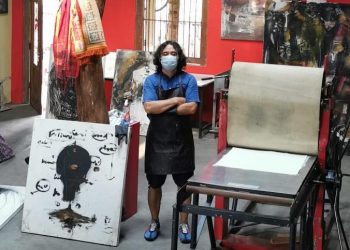 Tisna Sanjaya, pelukis yang juga dosen Fakultas Seni Rupa dan Desain (FSRD) Institut Teknologi Bandung (ITB). (Foto: Covid19.go.id)