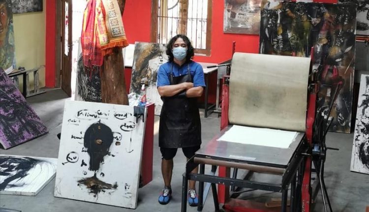 Tisna Sanjaya, pelukis yang juga dosen Fakultas Seni Rupa dan Desain (FSRD) Institut Teknologi Bandung (ITB). (Foto: Covid19.go.id)