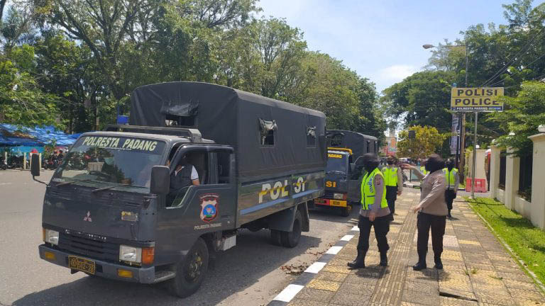Gelar Patroli Protokol Kesehatan, Petugas Polresta Padang Ingatkan Pesta Pernikahan