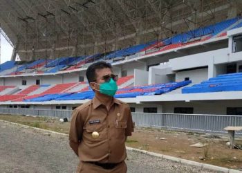 Pjs Bupati Padang Pariaman Adib Alfikri saat meninjau stadion Selasa (29/9/2020). (Foto: Humas dan Protokol Padang Pariaman)