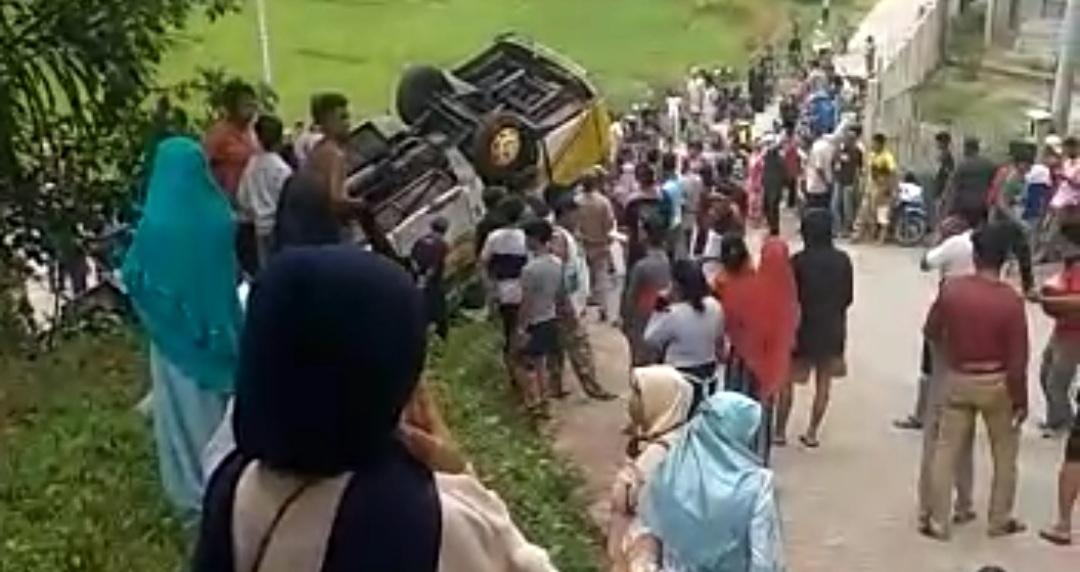 Bus Terbalik di Kawasan Objek Wisata Cinangkiak Solok