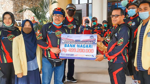 Bank Nagari Serahkan Beasiswa Rp499,2 Juta ke UNP
