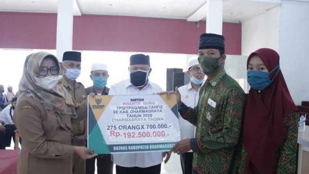 Ratusan Guru Mengaji di Dharmasraya Terima Dana Intensif