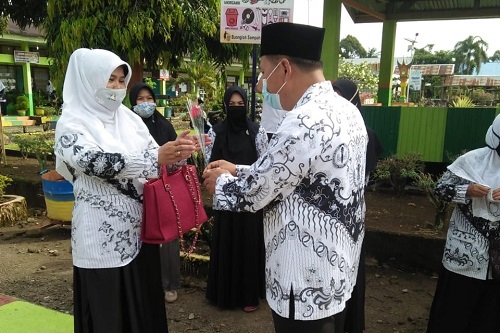 Hari Guru, Disdikbud Pasbar Kunjungi Sekolah dan Beri Hadiah Bunga