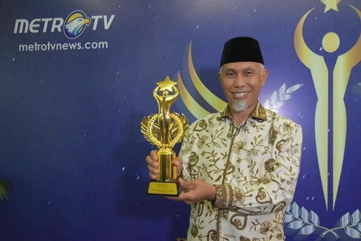 Mahyeldi Terima Penghargaan Best Government Officer of The Year 2020