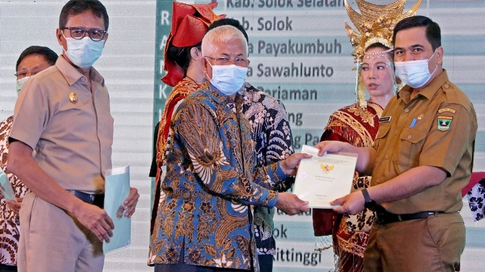 Pemko Pariaman Terima Sertipikat Tanah PT PLN