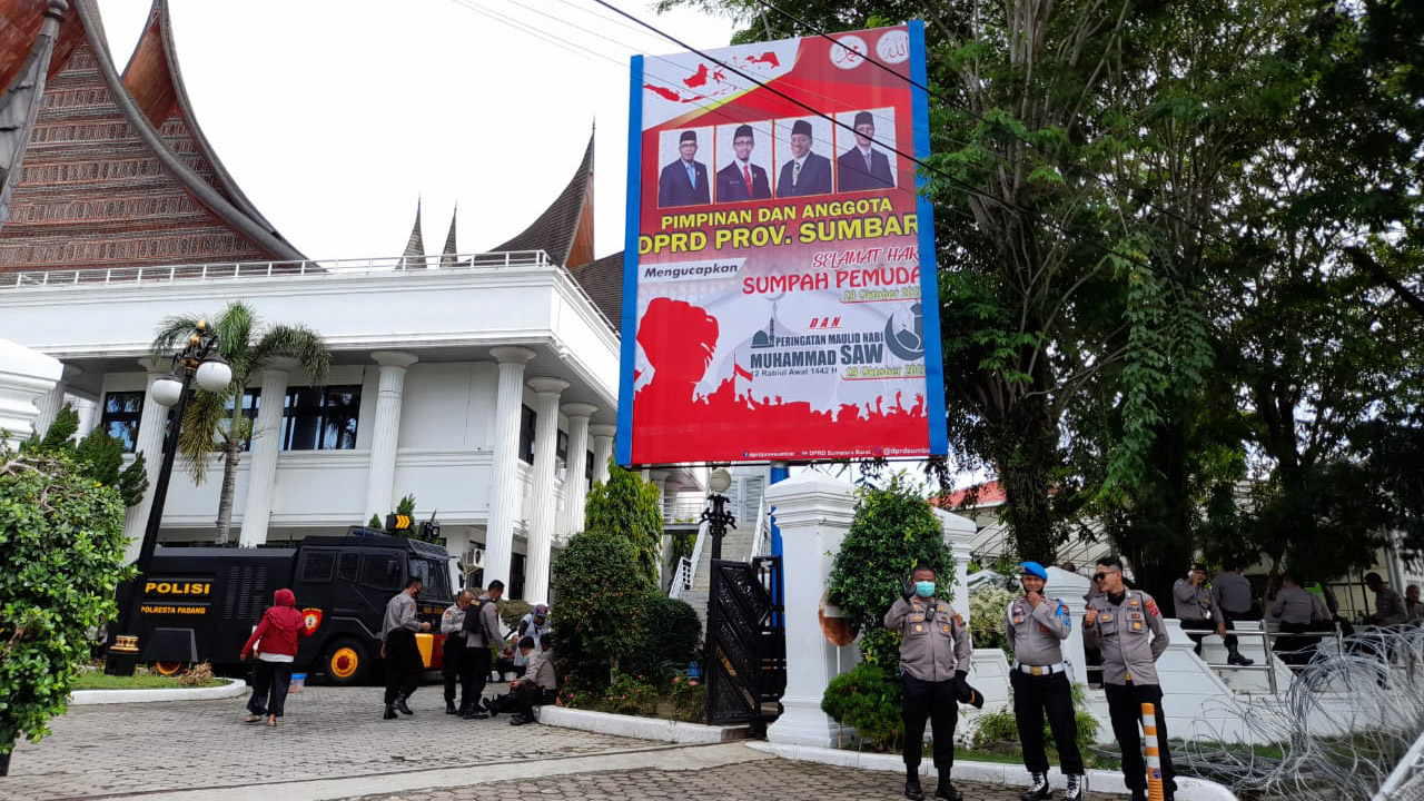 Mahasiswa dan Buruh Rencanakan Demo, Ratusan Polisi Berjaga di Gedung DPRD Sumbar