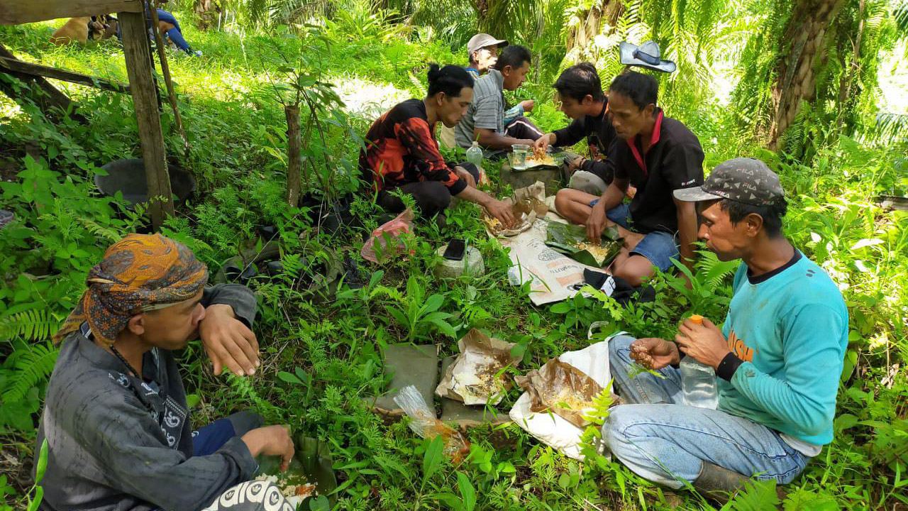 Warga Agam Buat Jalan Menuju Dua Gua di Perbukitan Palembayan
