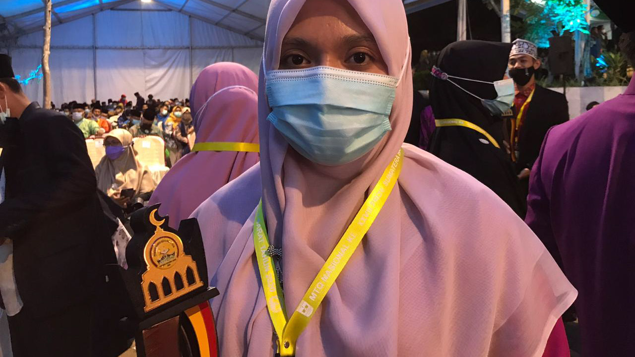 Usaha Yunia yang Hampir Gagal Wakili Sumbar Berbuah Piala di MTQ Nasional