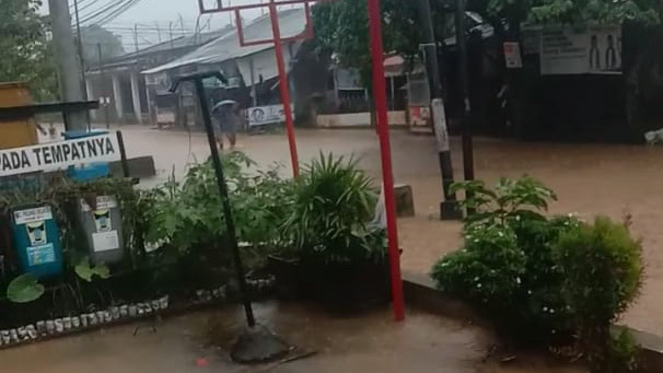 Banjir Rendam Rumah Warga dan Kantor Lurah di Jondul Rawang Padang
