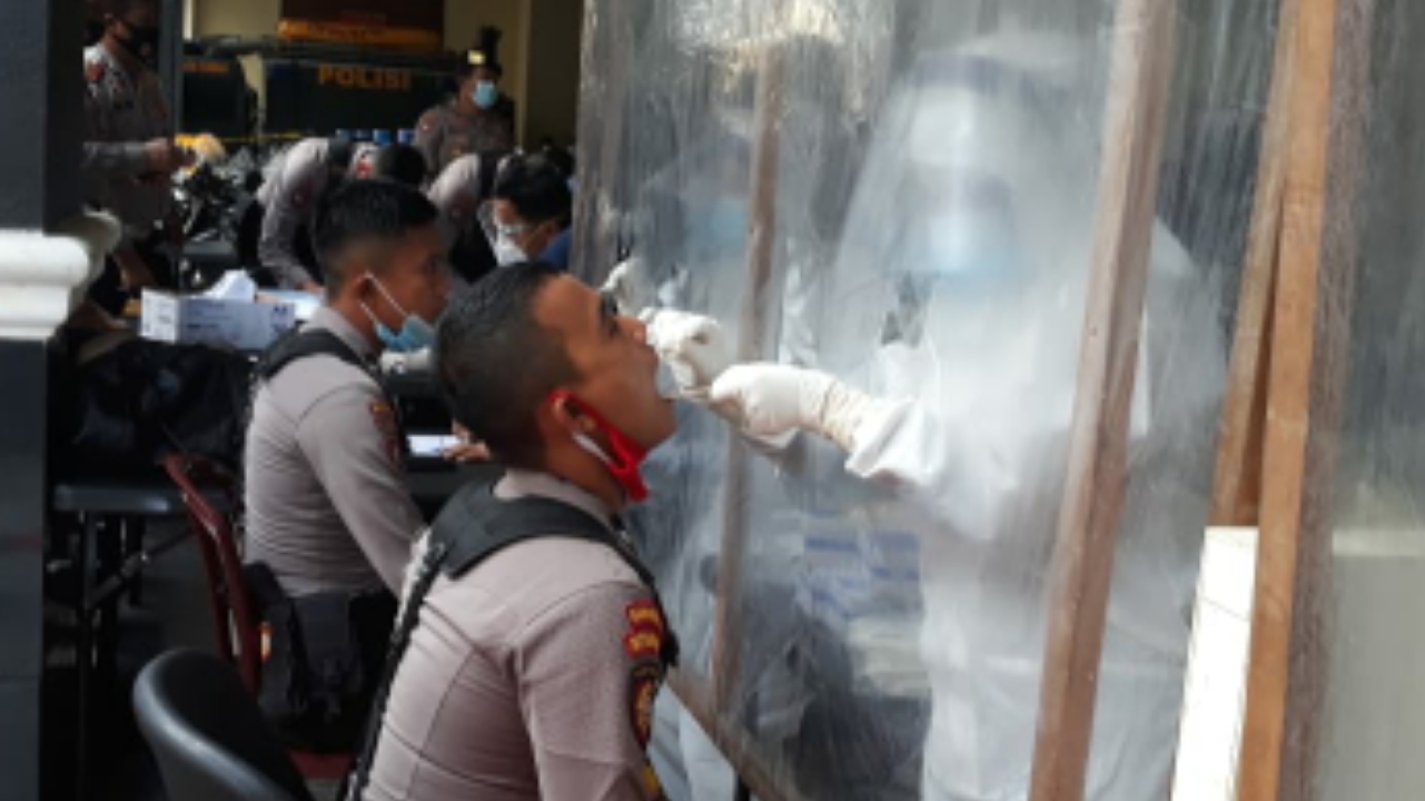Personel Polda Sumbar yang Terlibat Pengamanan Pilkada Mulai Jalani Tes Swab
