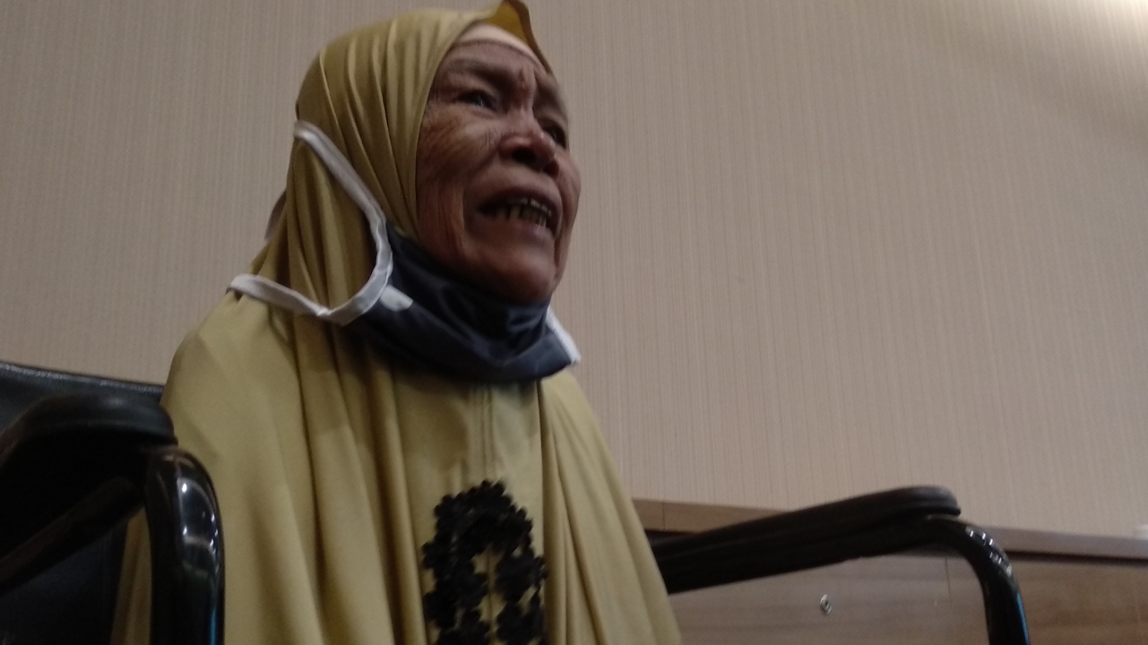 Tangis Nenek Renowati Kala Kenang Jasa Fakhrizal yang Perjuangkan Tanah Warisannya