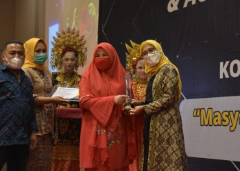 PT Semen Padang menerima penghargaan keterbukaan informasi publik. (Foto: dok humas SP)