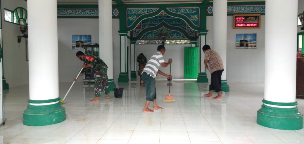 Babinsa Koramil 04/Lengayang Bantu Warga Bersihkan Sisa Material Banjir