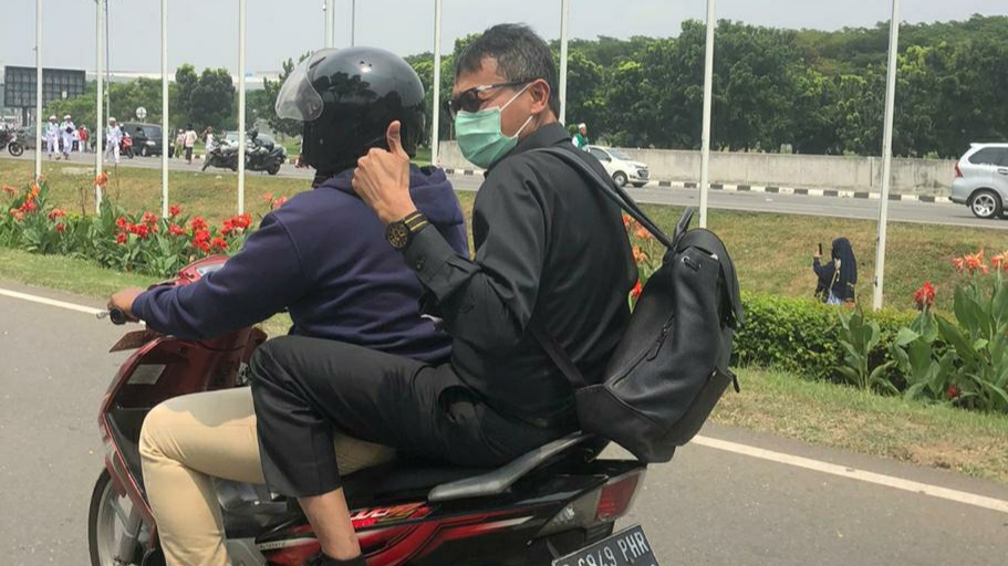 Ribuan Orang Jemput Habib Rizieq, Gubernur Sumbar Naik Ojek Tembus Macet