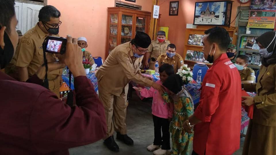 Pemkab Dharmasraya Serahkan 560 Kartu Identitas Anak