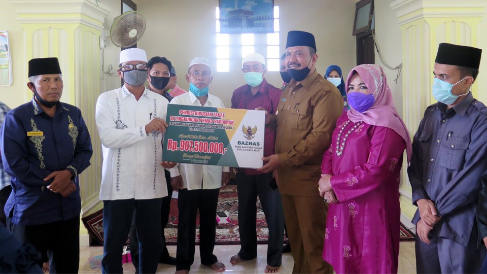 Plt Wako Pariaman Serahkan Zakat Baznas ke Pelaku UMKM di Pariaman Selatan