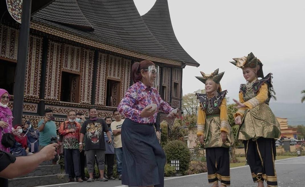 Susi Pudjiastuti Syuting Susi Cek Ombak di Padang Panjang