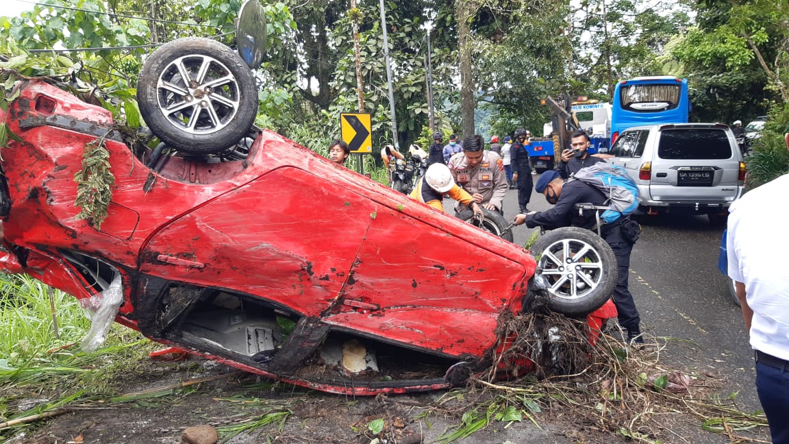 Evakuasi Minibus Masuk Jurang di Silaiang Sebabkan Kemacetan